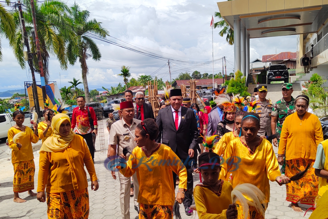 Hadiri Paripurna DPRD Fakfak, Pj Gubernur Waterpauw Tegaskan Beri Perhatian Penuh Kepada Masyarakat