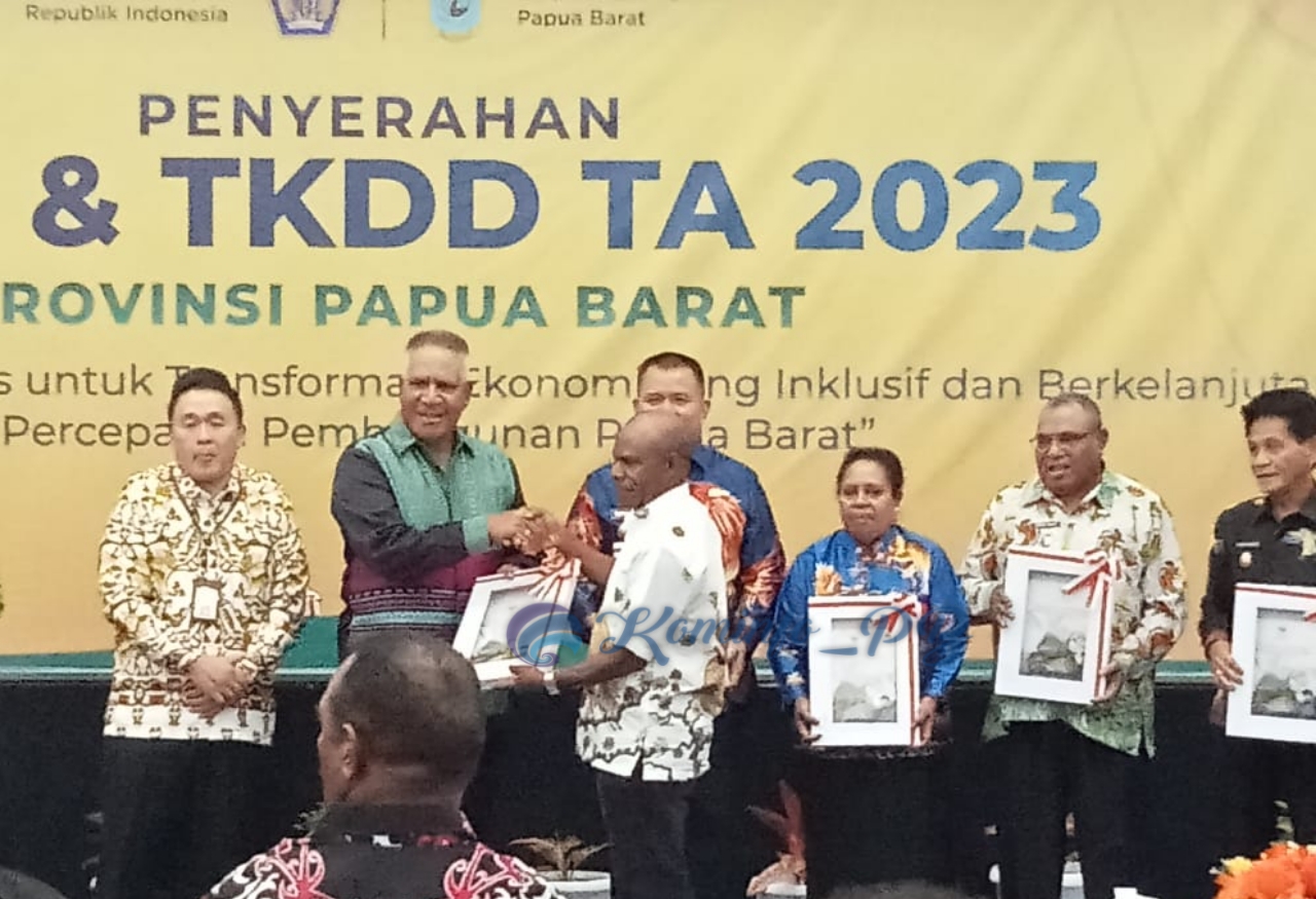 Pj. Gubernur Waterpauw Serahkan DIPA dan TKDD T.A 2023 Kepada Para Bupati/Walikota Serta Satker KPA