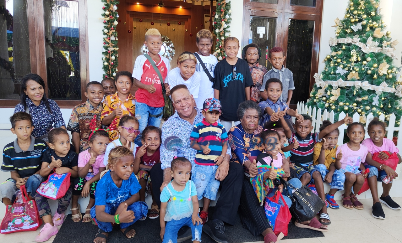 Keluarga Besar Penjabat Gubernur Papua Barat Berbagi Kebahagiaan Natal Bersama Masyarakat