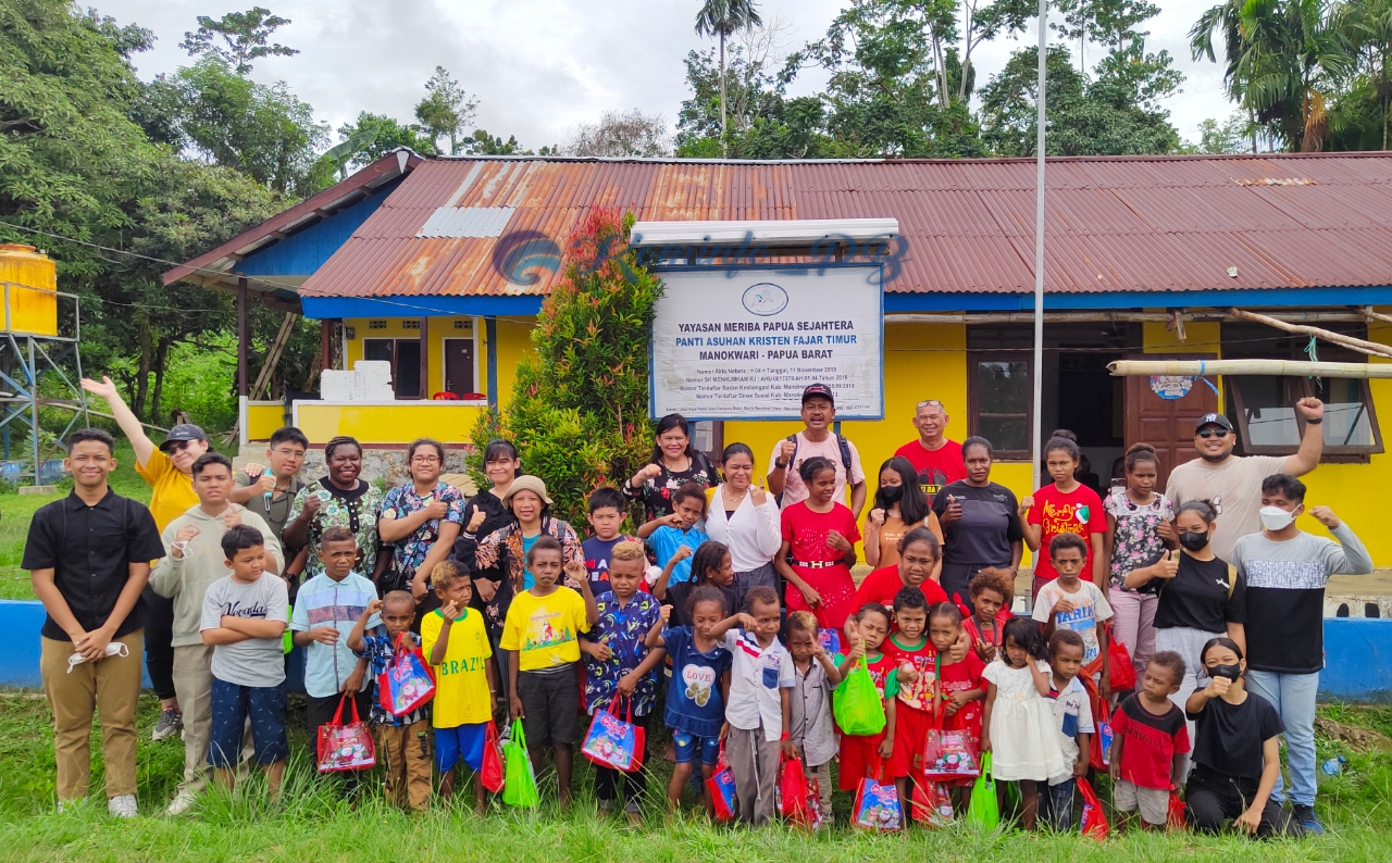 Keluarga Besar Pj. Gubernur Papua Barat Berbagi Kasih Natal di Panti Asuhan Kristen Fajar Timur