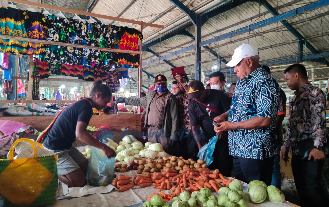 Harga Bapok Pasar Wosi Terpantau Aman, Pj. Gubernur Papua Barat 