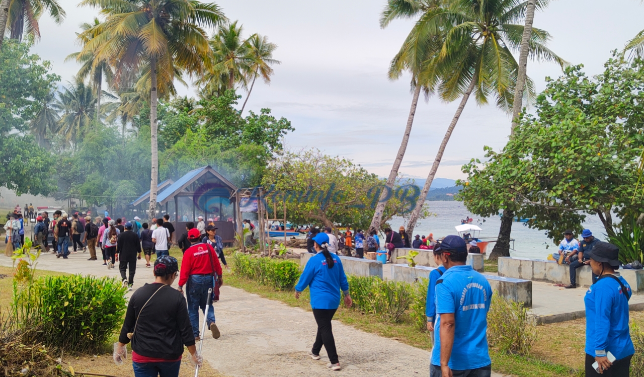Kolaborasi Pemprov Papua Barat, Pemkab Manokwari dan KNPI Kerja Bakti Bersama di Pulau Mansinam