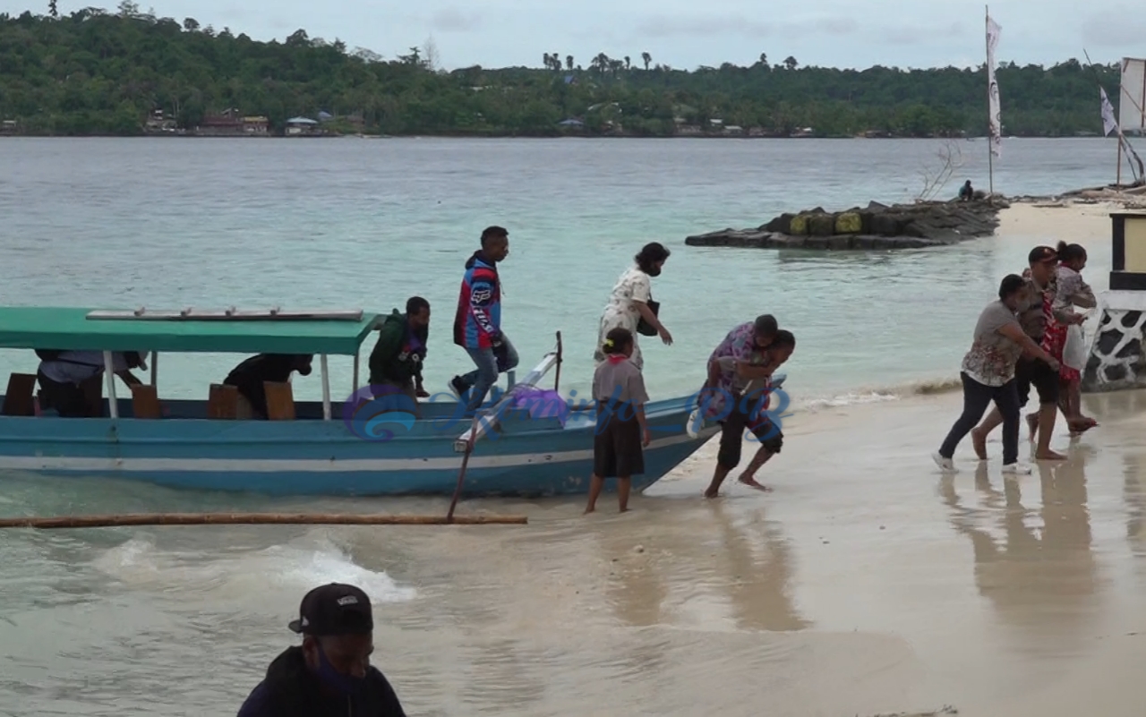 Pramuka, PMI dan Sejumlah Relawan Siaga Bantu Masyarakat di Pulau Mansinam Selama Perayaan HUT PI Ke-168
