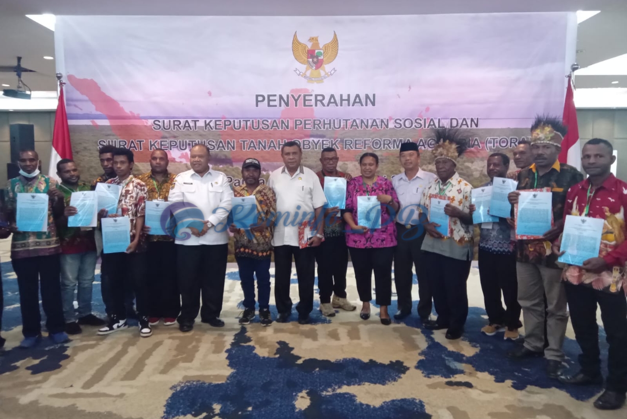 DisHut Papua Barat Ikuti Virtual Penyerahan SK PS dan SK TORA Oleh Presiden Jokowi