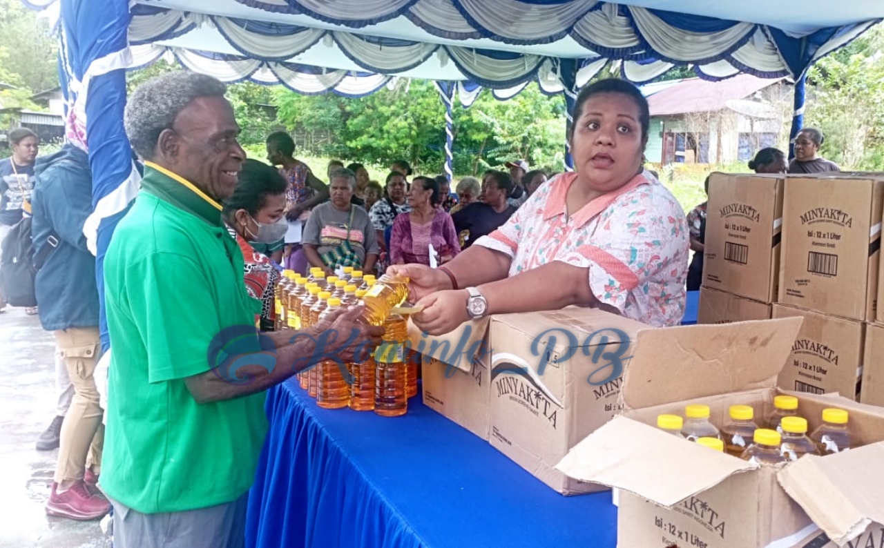 Disperindag Papua Barat Gelar Pasar Murah Salurkan 500 Paket Beras dan Minyak Goreng