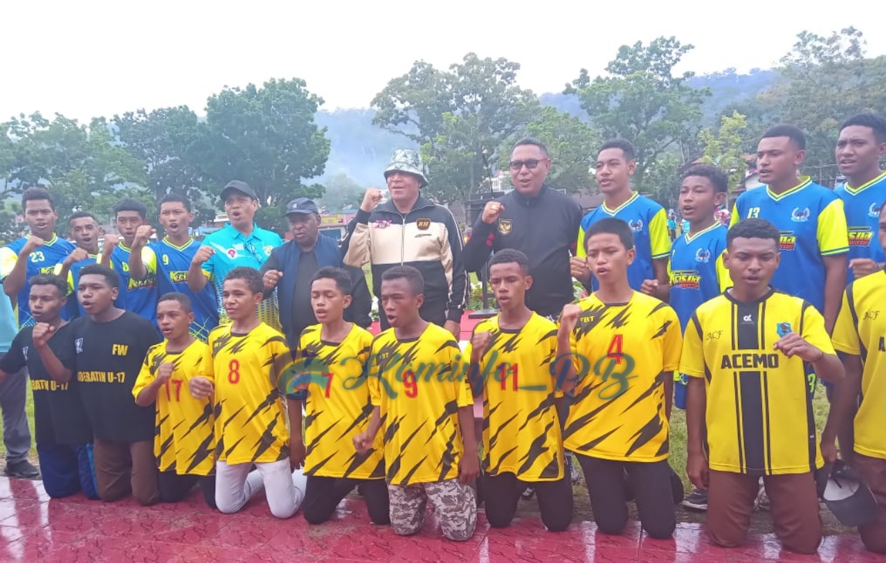 Pj. Gubernur Waterpauw Lepas Kontingen Sepak Bola dan Basket Papua Barat Menuju Makasar dan Semarang