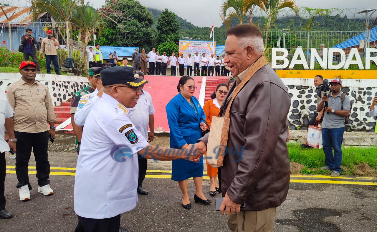 Rombongan Kunker Gubernur Papua Barat Tiba di Teluk Wondama