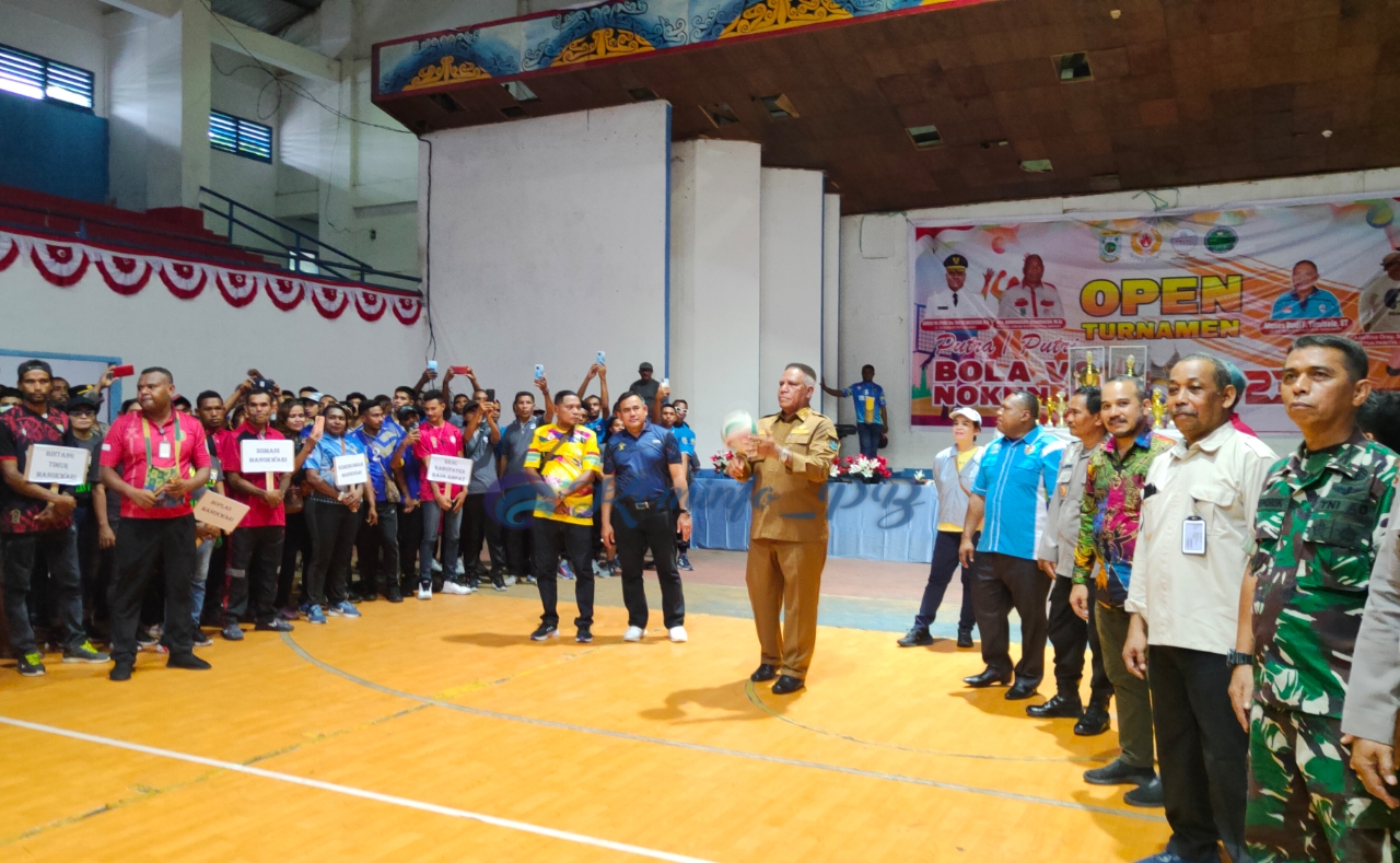Pukulan Servis Pj. Gubernur Waterpauw Resmi Membuka Open Turnamen Bola Voli Noken Cup 2023