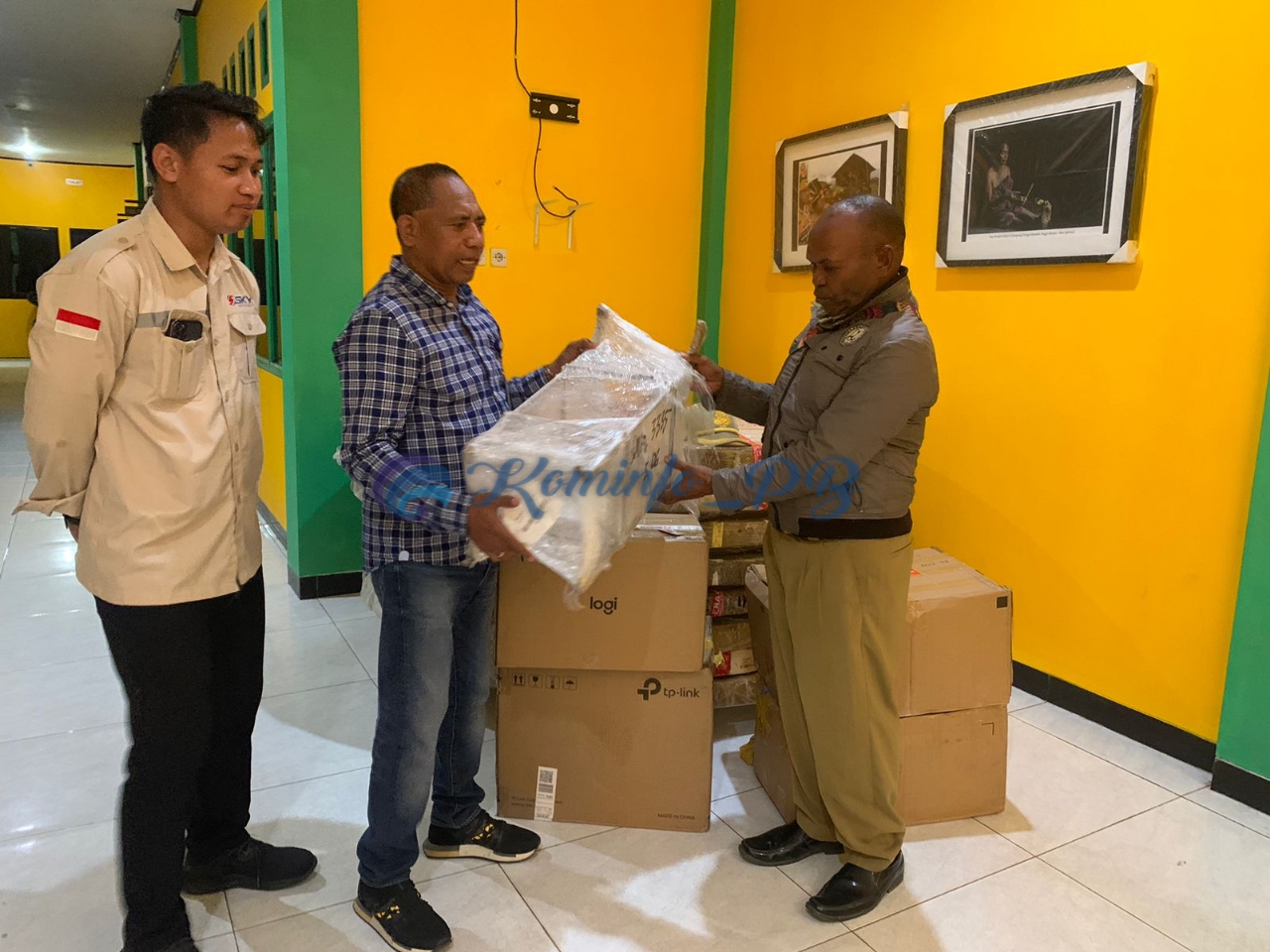 Tindak Lanjuti Arahan Pj. Gubernur Papua Barat, Kominfo Pesat Sigap Sediakan Perangkat Pendukung Perekaman e-KTP di Pegaf