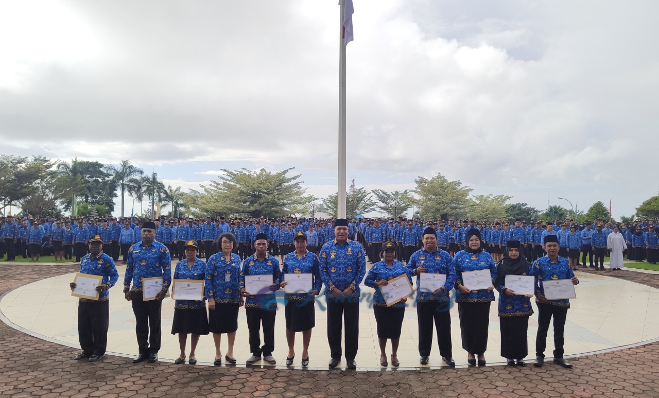 Pj. Gubernur Waterpauw Serahkan SK Pengangkatan 717 ASN dan 81 PPPK Tenaga Kesehatan Lingkup Papua Barat