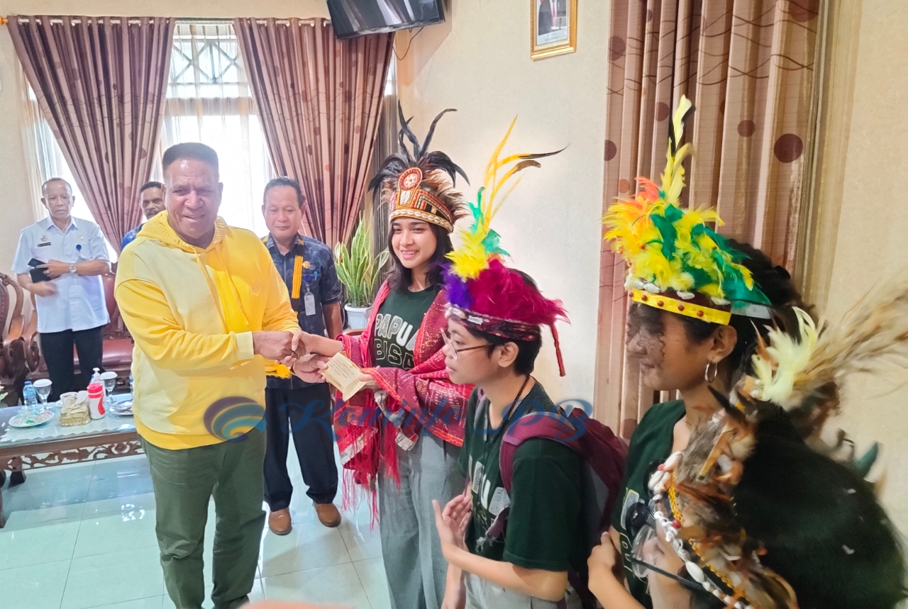 Pj. Gubernur Papua Barat Beri Bonus Masing-masing 25 Juta Kepada Tim Juara WICO Korea Selatan 2023