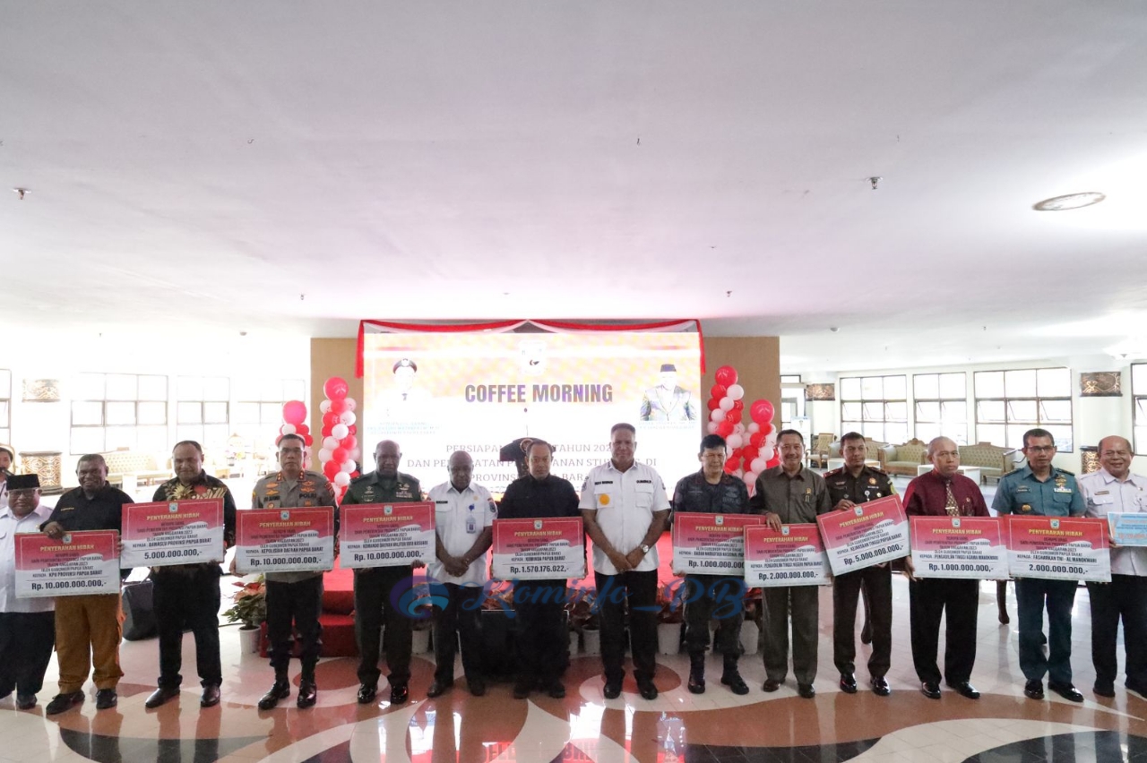 Pj. Gubernur Papua Barat Serahkan Bantuan Uang Penanganan Stunting dan Pemilu 2024