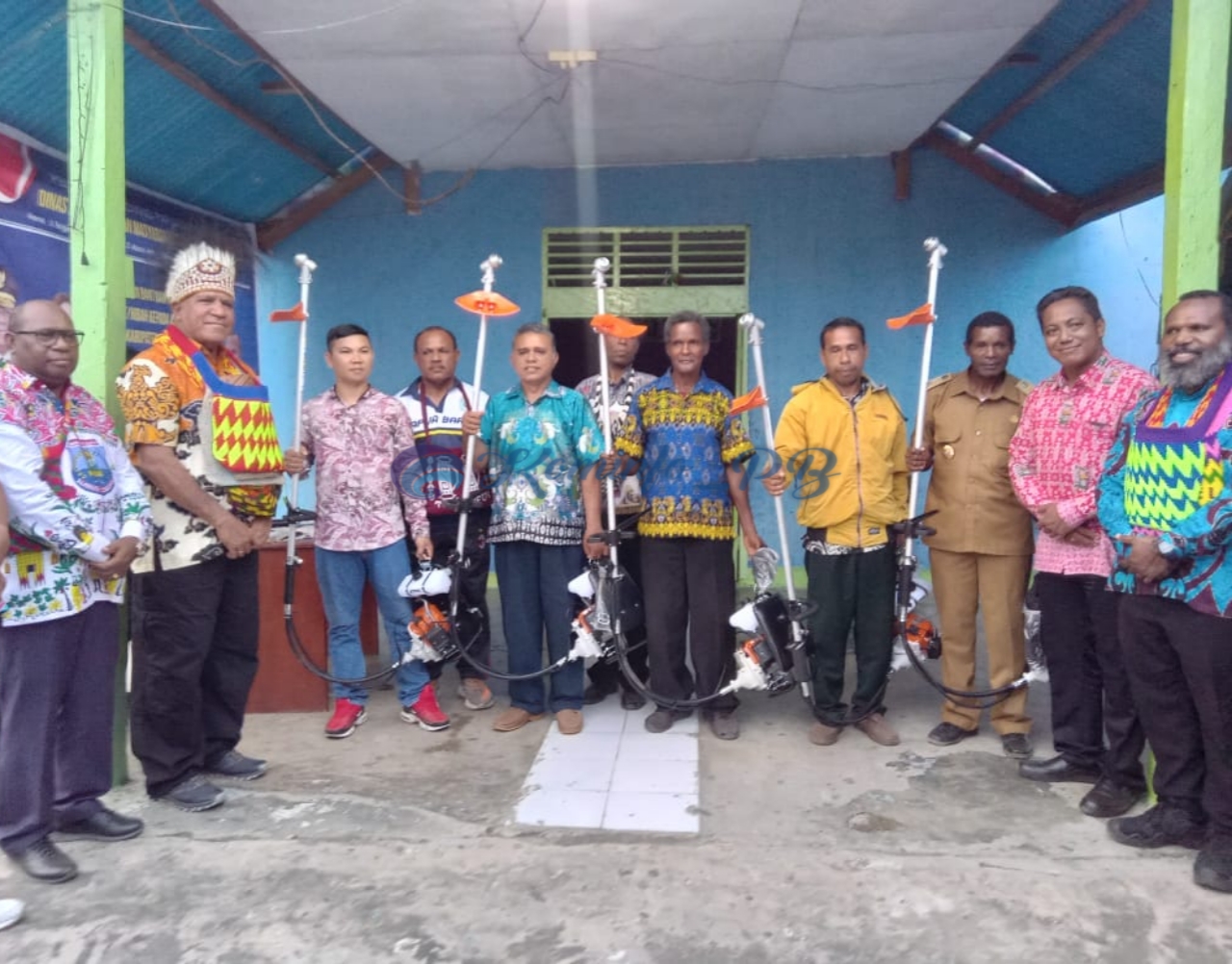 Pj. Gubernur Waterpauw Serahkan Hibah Mesin Potong Dan Sembako di Manokwari Selatan