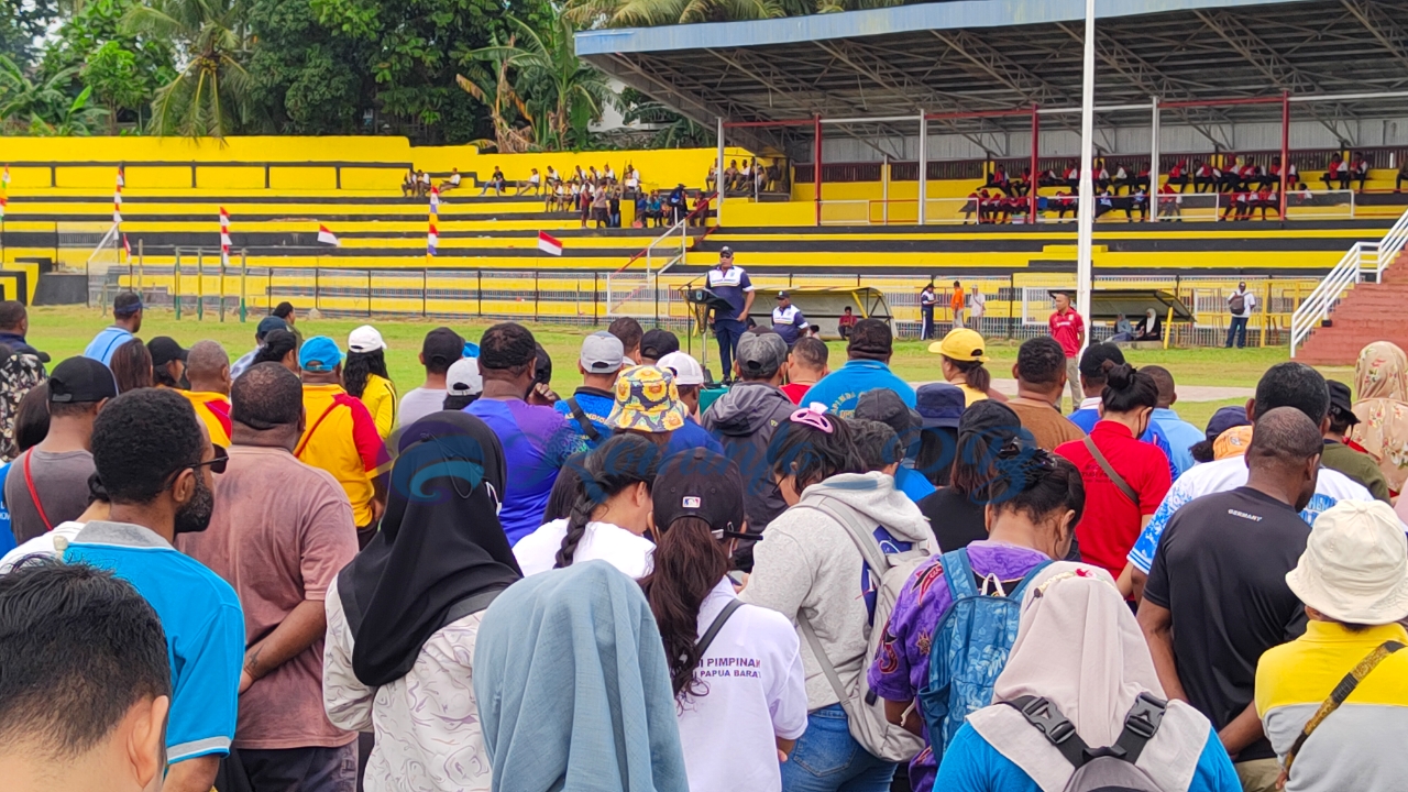Apel Pagi, Pj. Gubernur Waterpauw Pimpin Jajaran OPD Kerja Bakti di Areal Stadion Sanggeng Jelang HUT RI Ke-78
