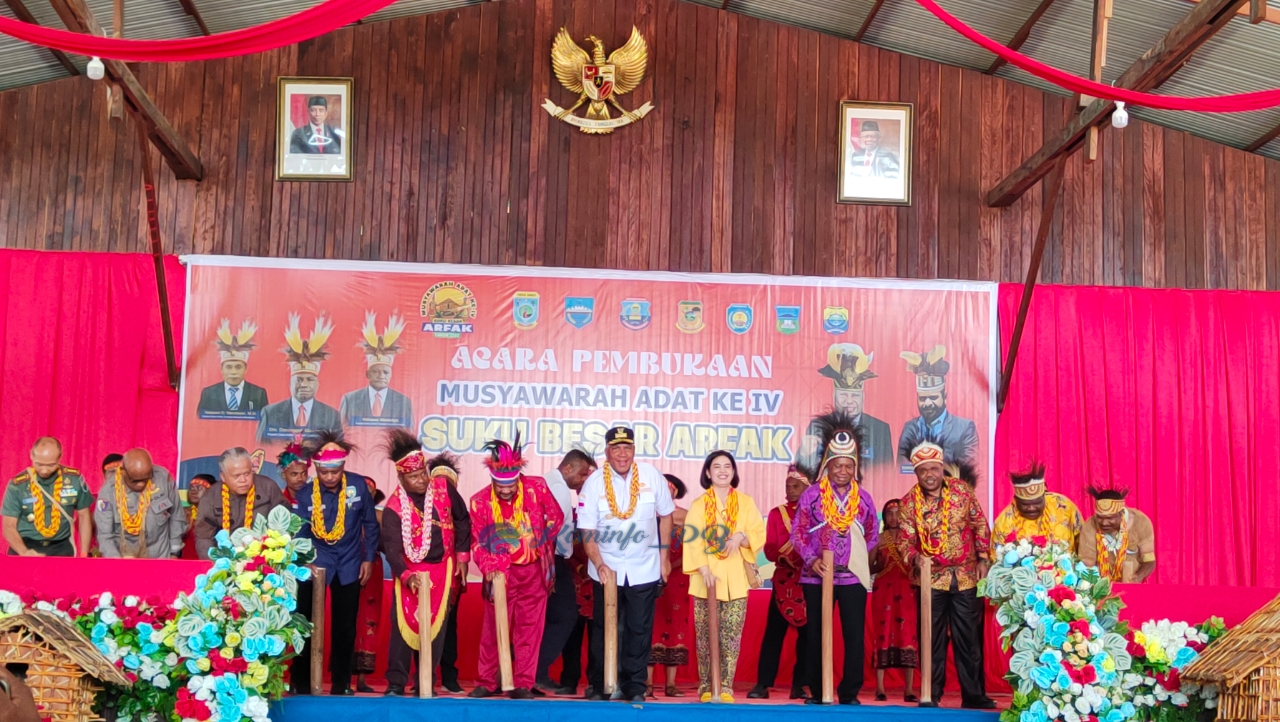 Pj. Gubernur Waterpauw Membuka Mubes Adat Suku Besar Arfak Ke-IV ditandai Budaya Tumbuk Bambu
