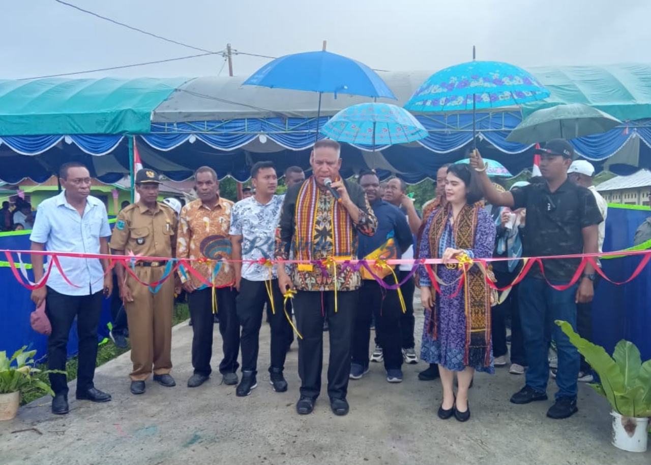 Pj. Gubernur Waterpauw Meresmikan Jalan Cor 1,3 KM di Kampung Wariori SP 8