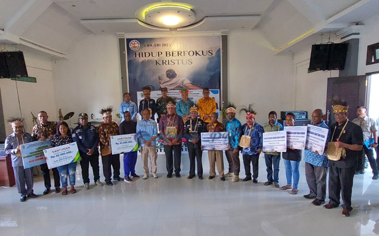Pj. Gubernur Waterpauw Serahkan Bantuan Semen dan Resmikan Bantuan Mesin Air Bersih Di Kabupaten Teluk Bintuni