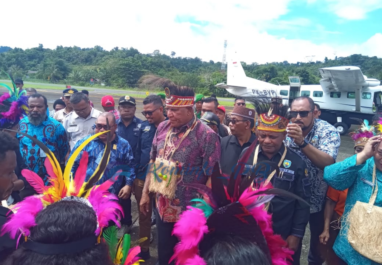 Kunker Ke Kab. Bintuni, Pj. Gubernur Waterpauw Pantau Langsung Kestabilan Harga Pasar