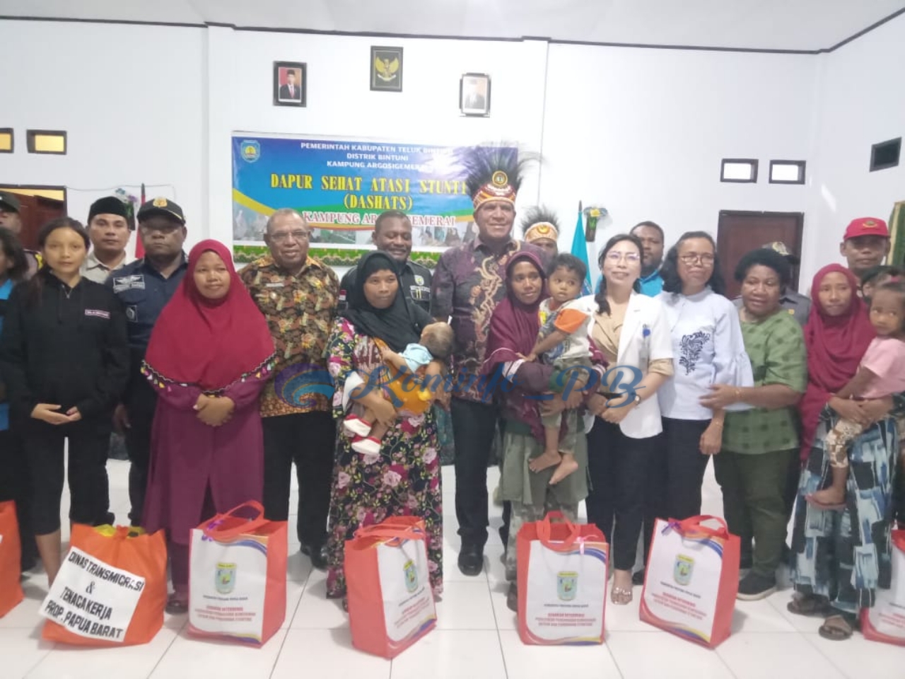 Pj.Gubernur Waterpauw Serahkan 340 Paket Sembako Kepada Anak Stunting di Kampung Argosigemerai Teluk Bintuni