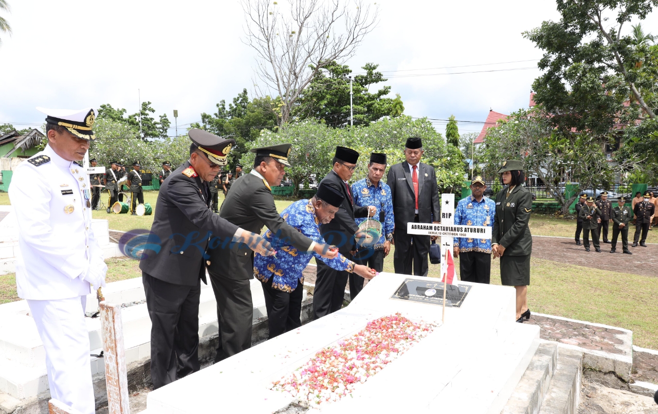 Pj. Gubernur Ali Baham Hadiri Ziarah Makam dan Laut Peringati Hari Pahlawan di Papua Barat