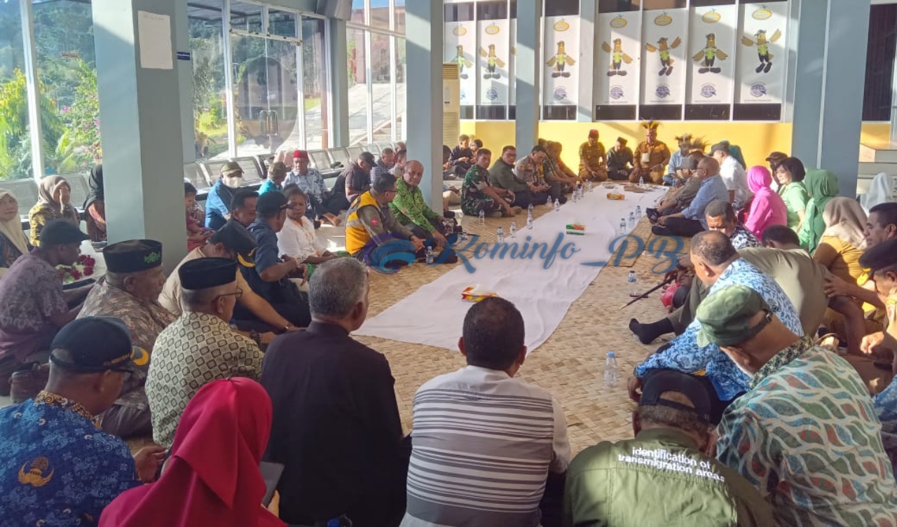 Prosesi Tikar Adat Awali Kunker Pj. Gubernur Ali Baham di Kabupaten Fakfak