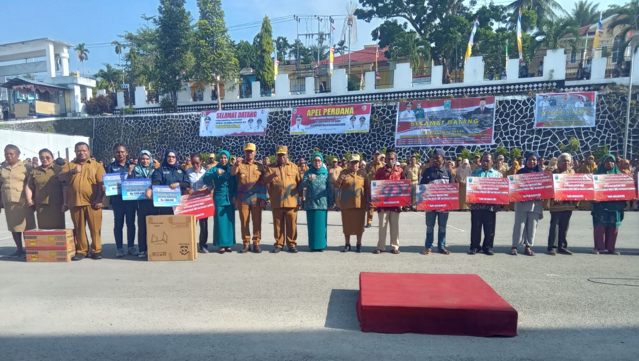 Pj. Gubernur Papua Barat Ali Baham Pimpin Apel di Kantor Bupati FakFak