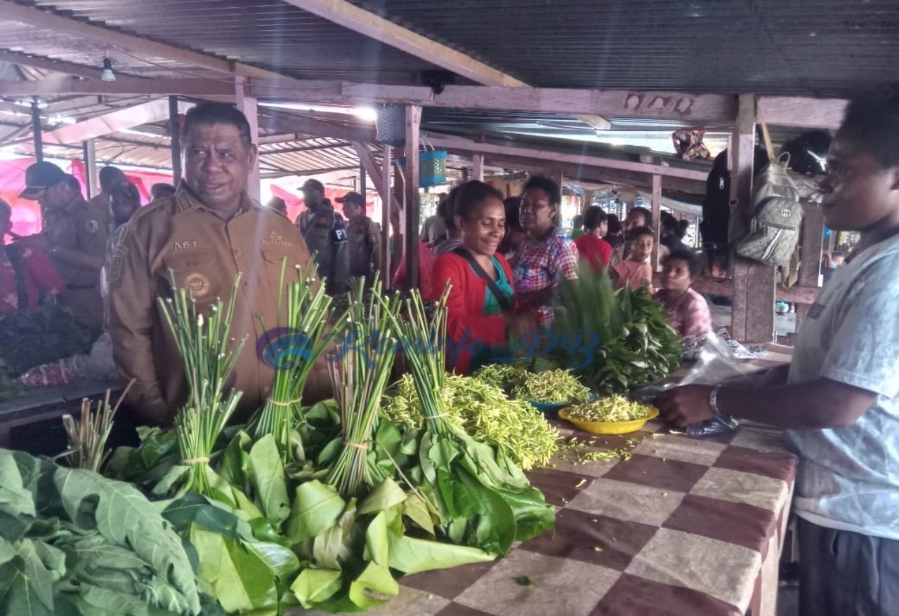Blusukan Di Pasar Wagom-FakFak, Pj. Gubernur Ali Baham Gaungkan Budaya Konsumsi Pangan Lokal