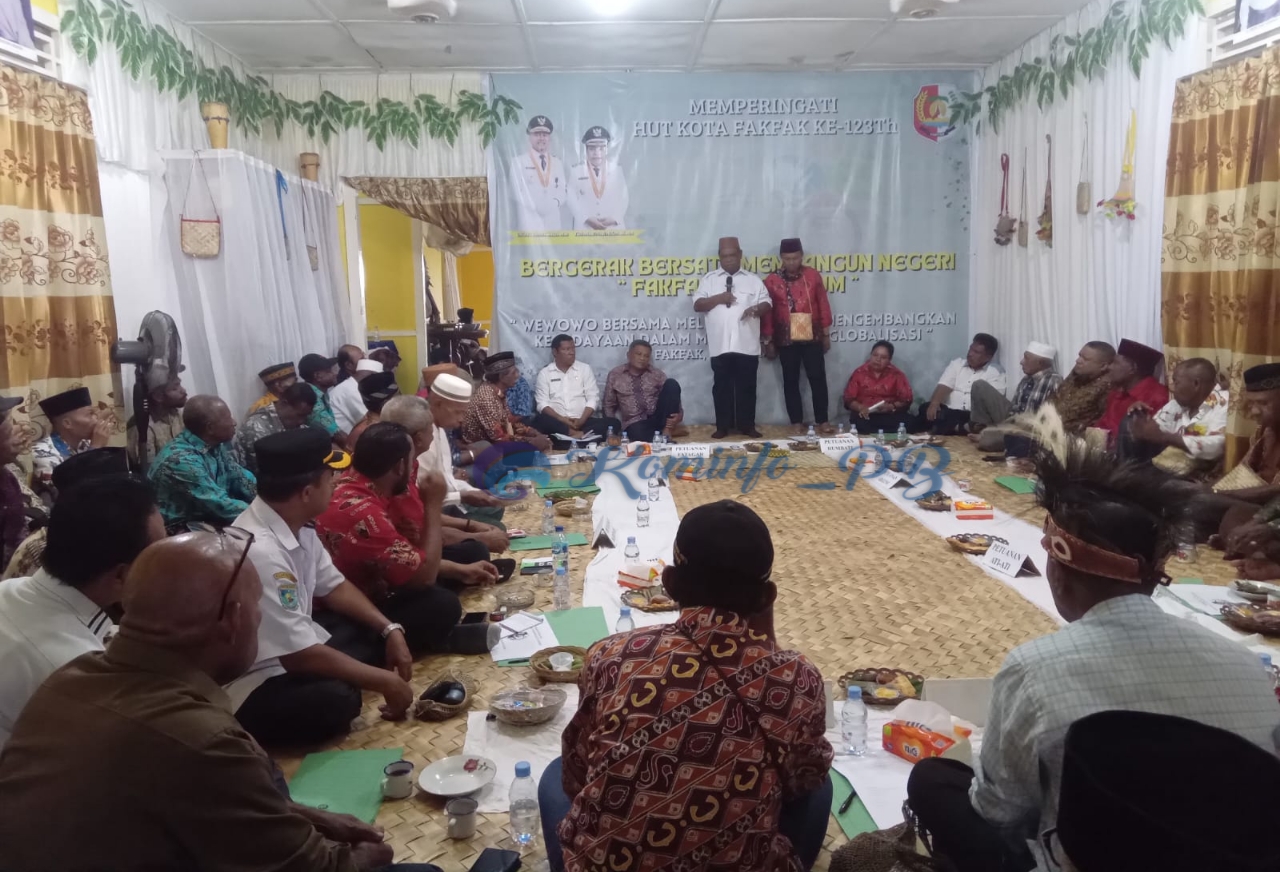 Pj. Gubernur Ali Baham Hadiri Perekatan Adat Jelang HUT Fakfak Ke-123