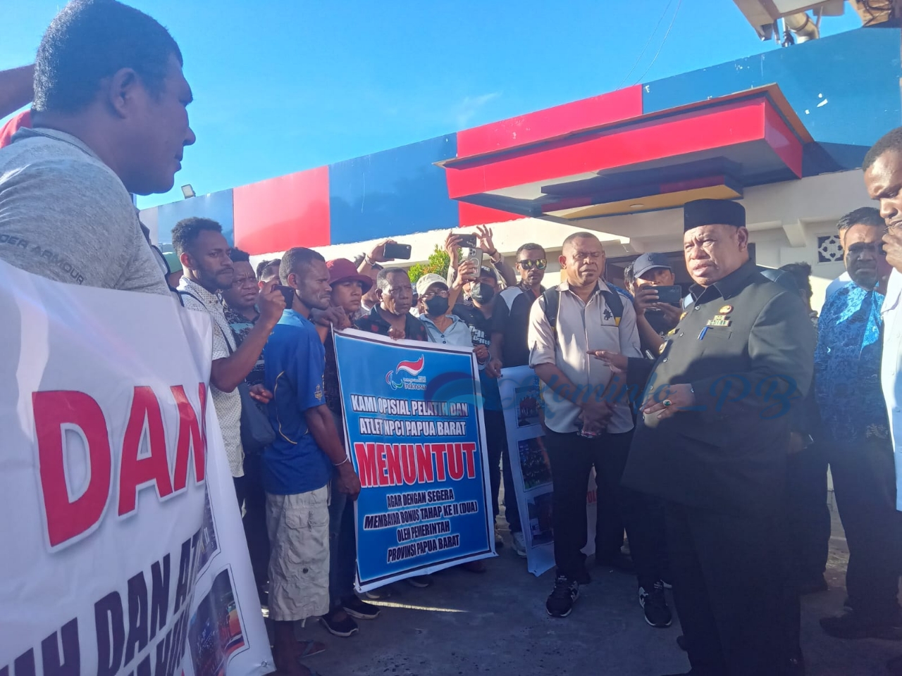 Aksi Damai Tagih Janji Bonus Atlet Ditemui Pj. Gubernur Ali Baham