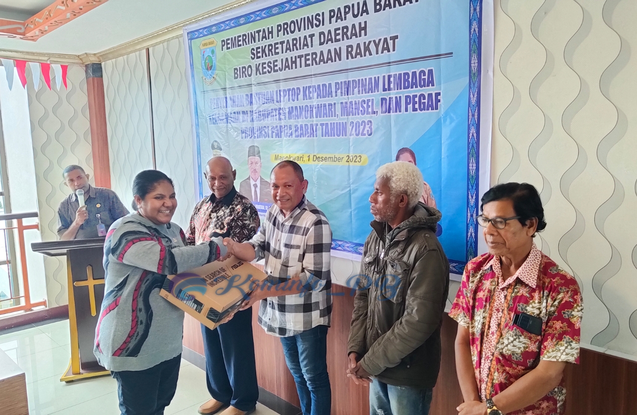 Biro Kesra Papua Barat Serahkan Bantuan Laptop Bagi Lembaga Agama Tiga Kabupaten
