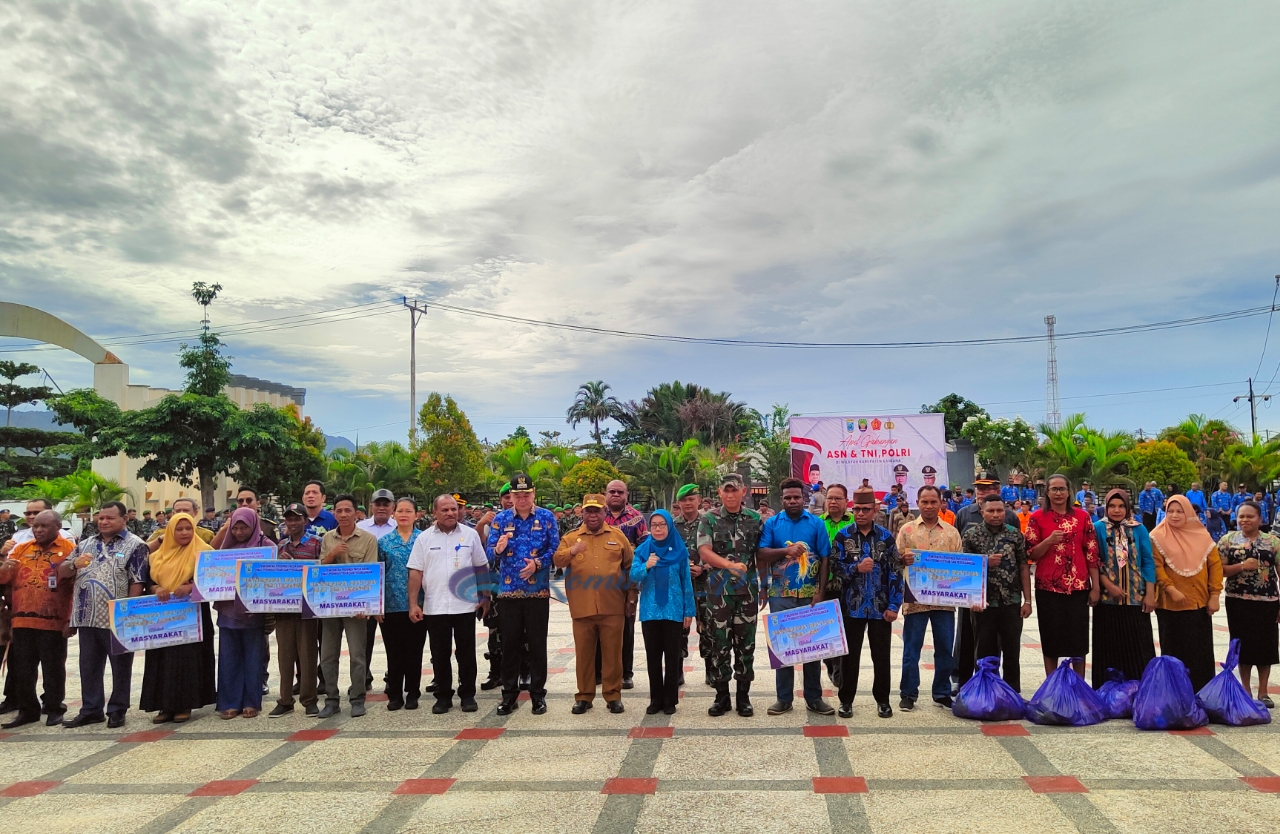 Pj. Gubernur Ali Baham Urai Poin Penting saat Pimpin Apel Gabungan dan Serahkan 3 Ribu Paket Sembako di Kaimana