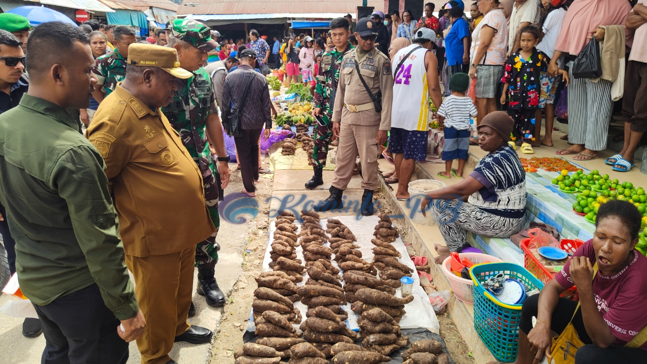 Tinjau Pasar Rakyat Kaimana, Pj. Gubernur Papua Barat Pastikan Ketersediaan Bapok dan Kestabilan Harga