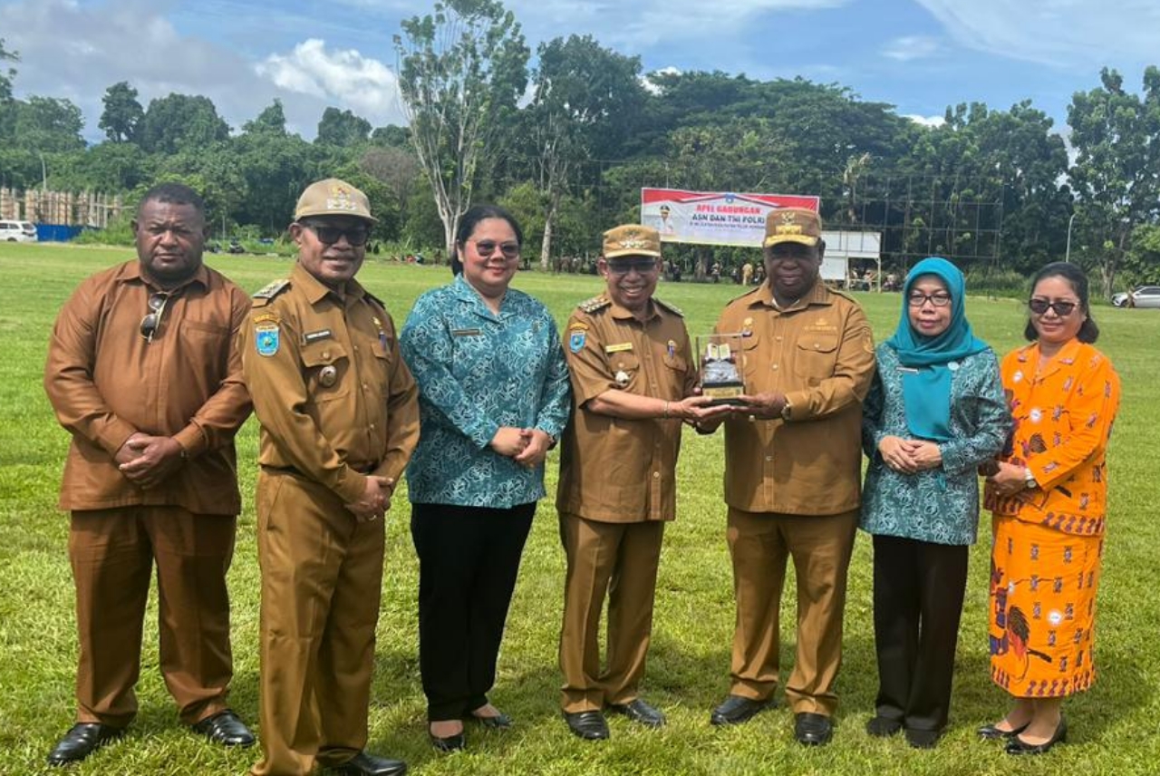 Pj. Gubernur Papua Barat Pimpin Apel Gabungan dan Serahkan Ribuan Paket Sembako di Wondama