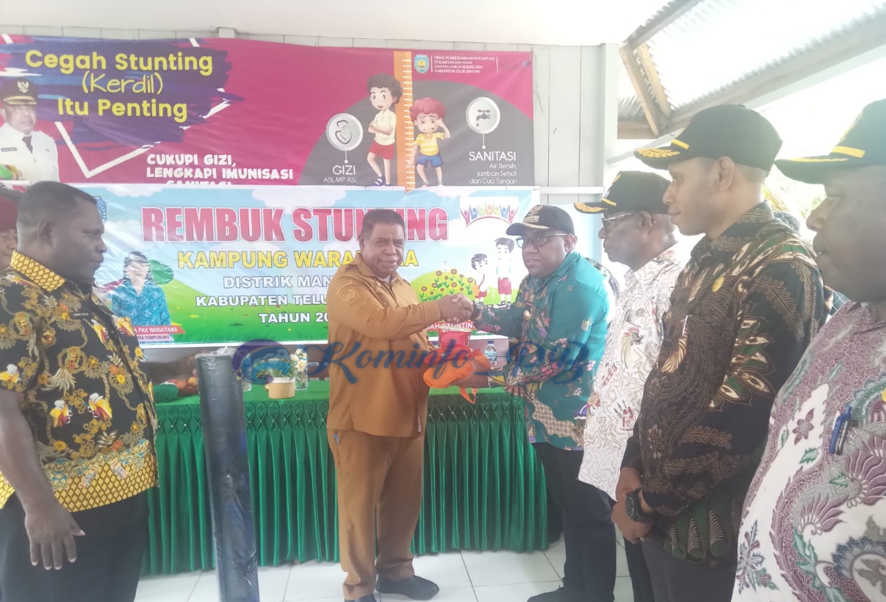 Pj. Gubernur Ali Baham Serahkan dan Ketua TP PKK Salurkan Bantuan Korban Banjir Empat Distrik Di Teluk Bintuni