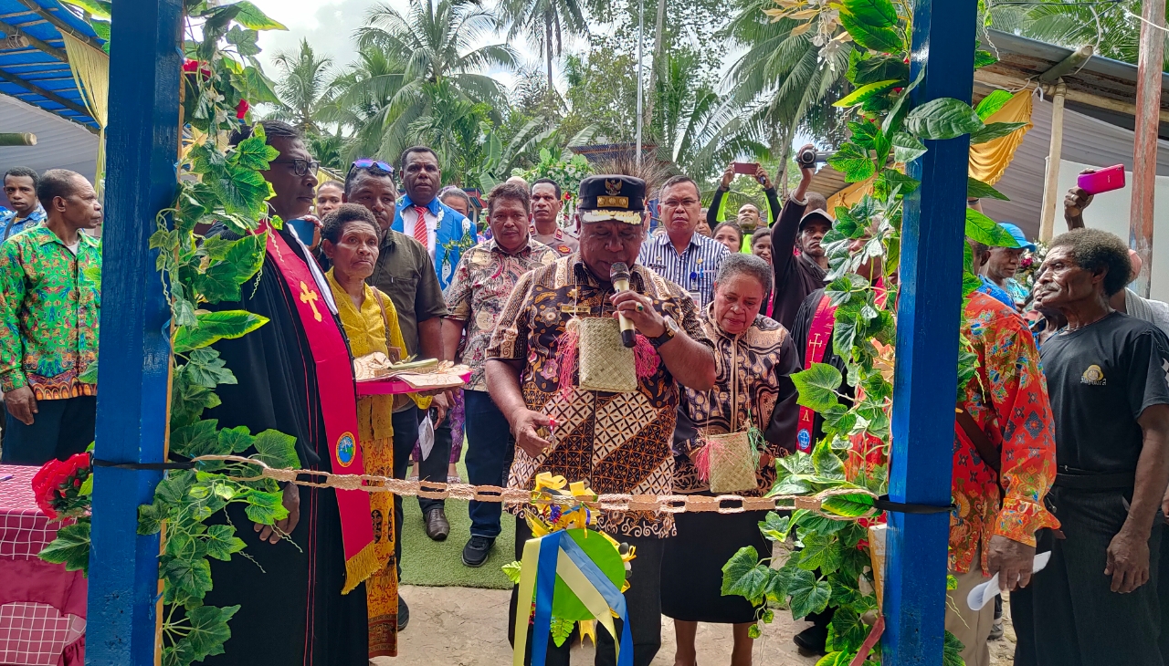 Penjabat Gubernur Papua Barat Resmikan Gereja Bethesda Woos dan Urai Kenangan Bersama Masyarakat