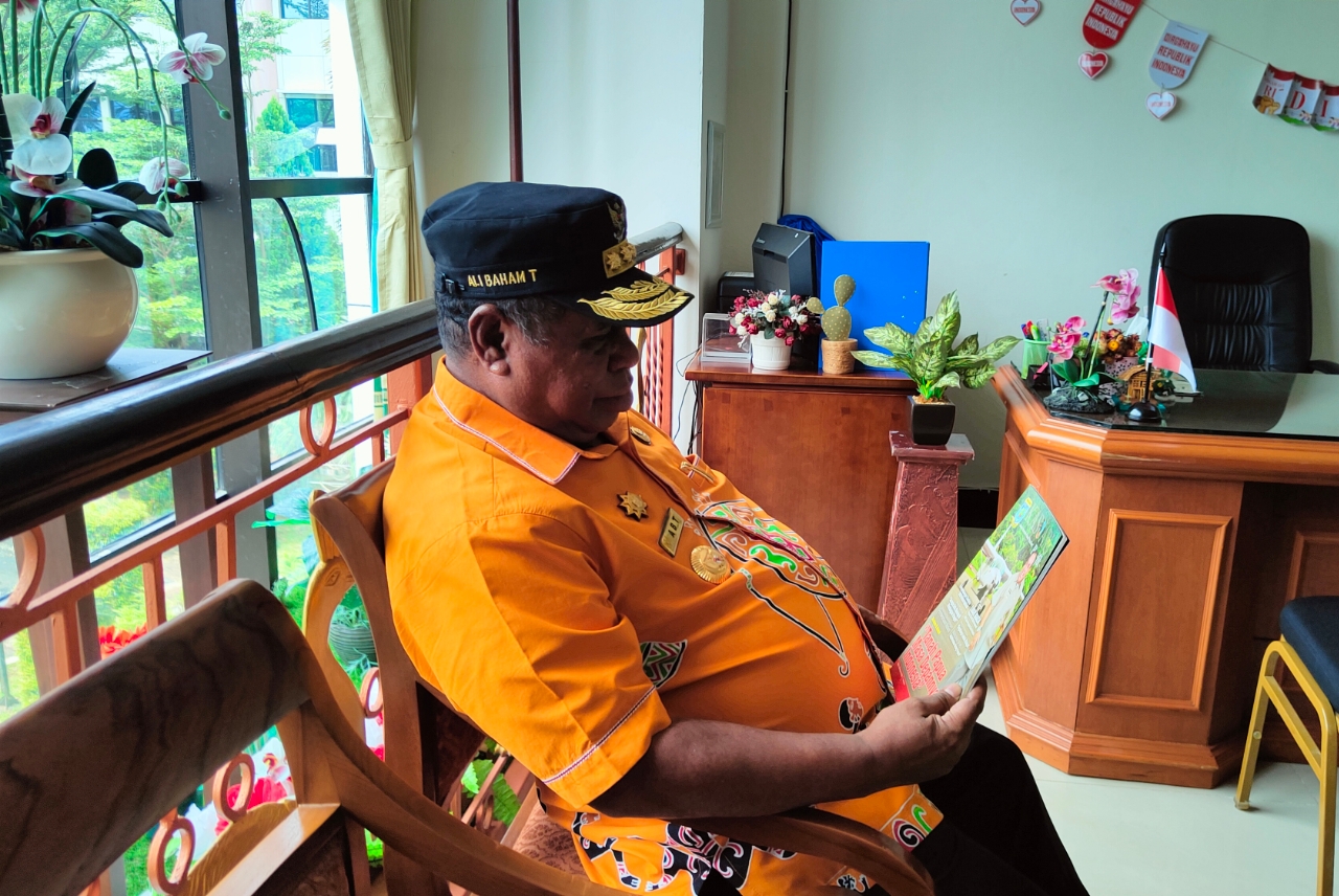 Pj. Gubernur Ali Baham Kunjungi Sejumlah Biro Internal Setda Papua Barat dan Mengenang Karya Megah (Alm) Abraham Atururi