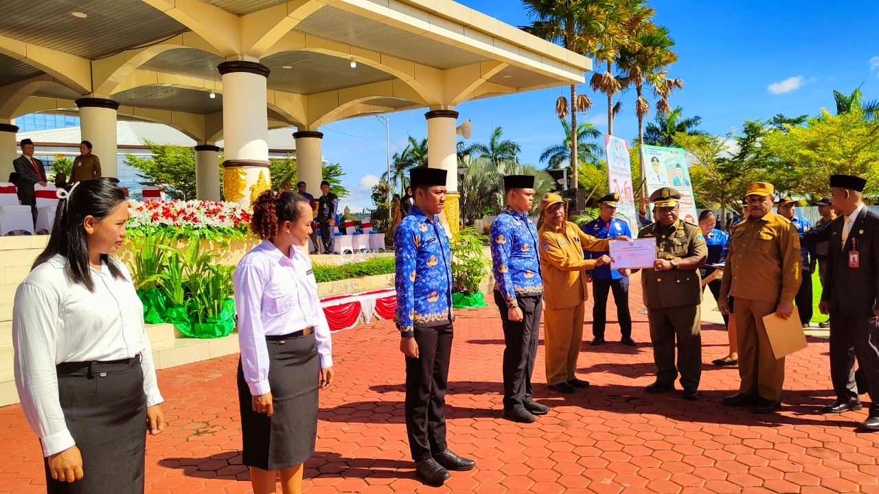 Pj. Gubernur Ali Baham Serahkan 3 SK Berbeda, Derek Ampnir Resmi Jabat Plt. Kadis Nakertrans Papua Barat