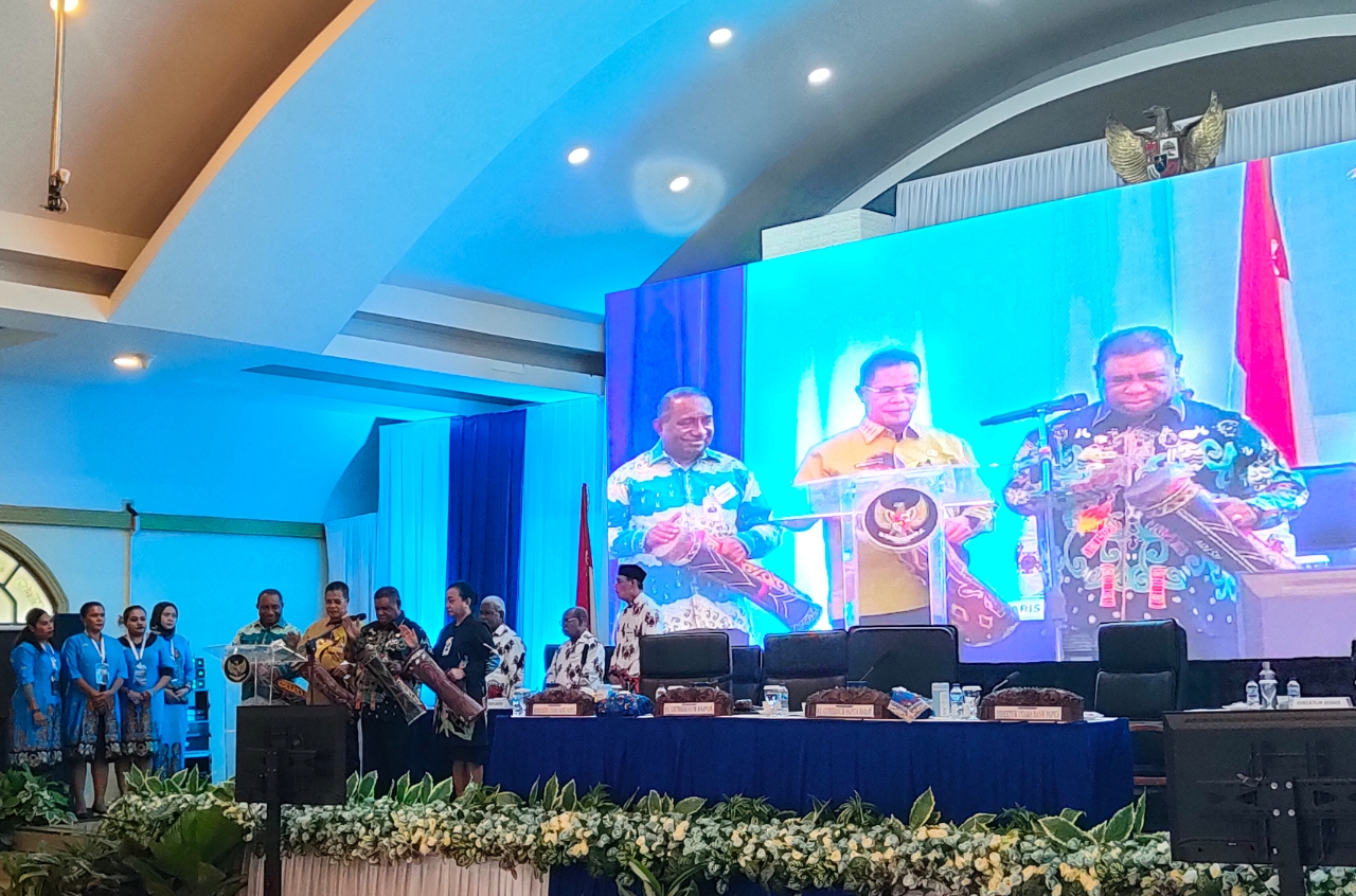Penjabat Gubernur Ali Baham Temongmere Hadiri RUPS PT. BPD Papua Tahun Buku 2023