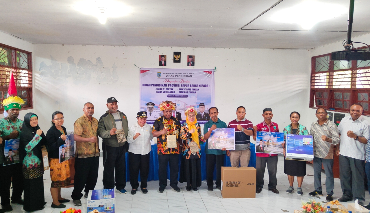 Pj. Gubernur Ali Baham Serahkan Hibah Pendidikan Provinsi Papua Barat Bagi 4 Sekolah di Fakfak