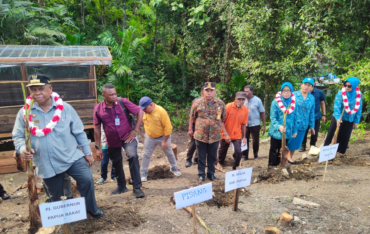 Pj. Gubernur Ali Baham, Ketua TP PKK dan Pemda Fakfak Launching Gertam Kebun Keluarga Pada 2 Kampung