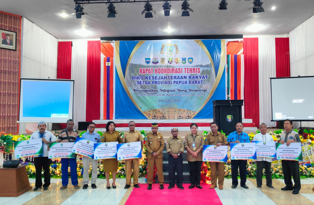 Pemprov Papua Barat Melalui Biro Kesra Salurkan Sejumlah Hibah di Kaimana