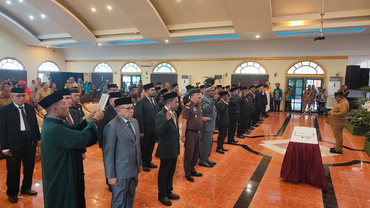 Pj. Gubernur Ali Baham Temongmere Lantik Anggota Pansel Seleksi DPRK Se-Papua Barat Periode 2024-2029