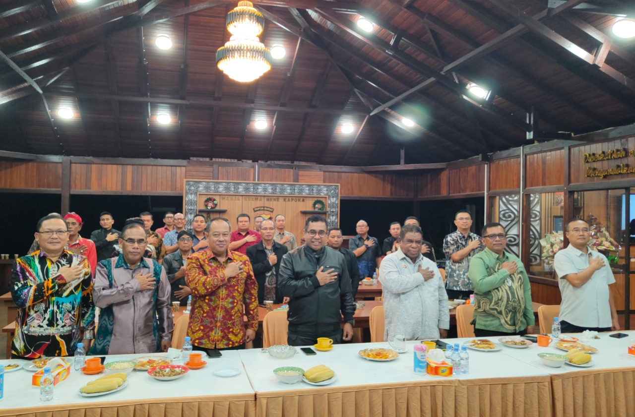 Pj. Gubernur Ali Baham, Kapolda Papua Barat dan PJU Saksikan Pergelaran Wayang Spesial HUT Bhayangkara Ke-78 Secara Virtual
