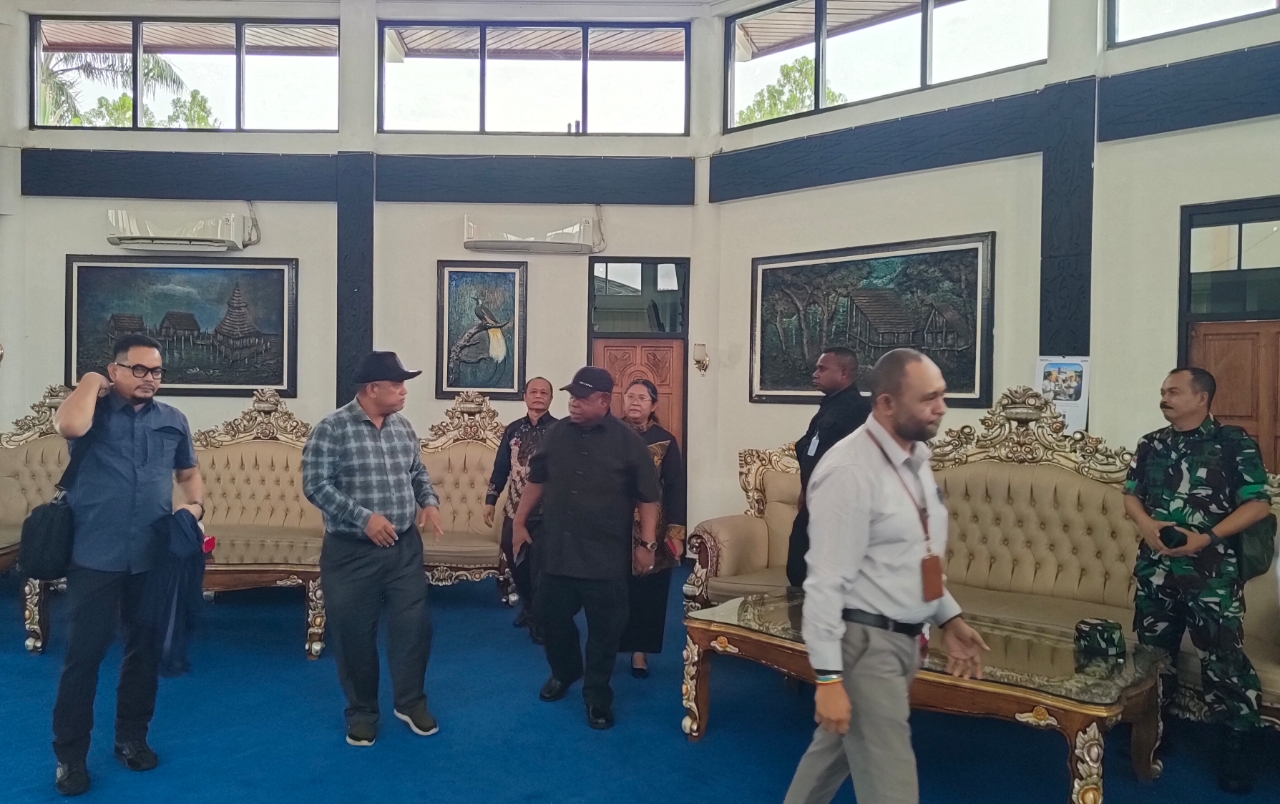 Dijadwalkan Hadiri Peringatan HAN 2024, Rombongan Pj. Gubernur Papua Barat Tiba di Jayapura