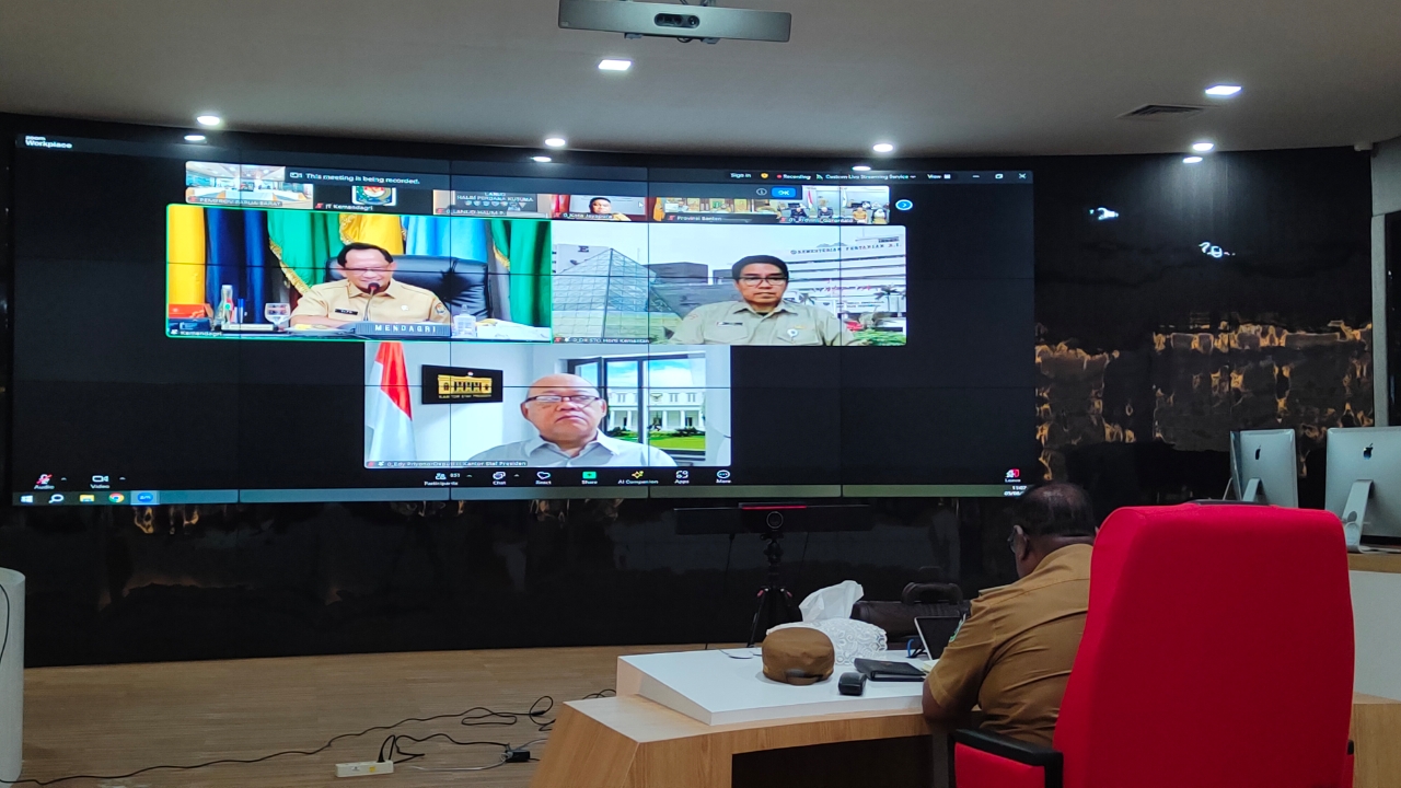 Pj. Gubernur Ali Baham Ikuti Rakor Inflasi dan Penyerahan Dana Instensif Fiskal oleh Mendagri Secara Virtual