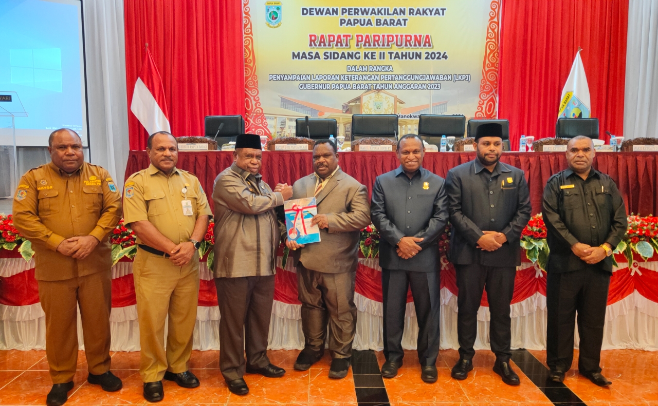 Pj. Gubernur Ali Baham Temongmere Paparan LKPJ Tahun 2023 Pada Masa Sidang II DPR Papua Barat
