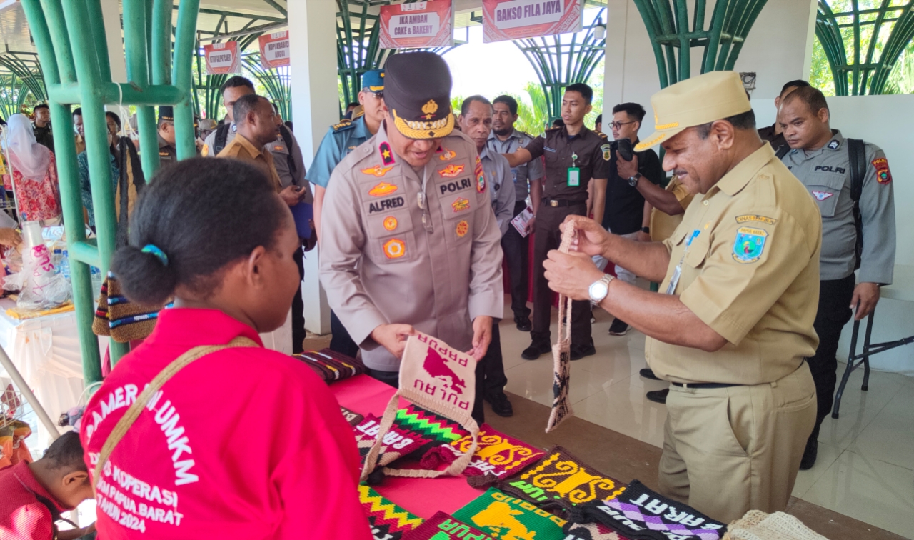 Pameran UMKM Berlangsung Meriah, Pj. Sekda Papua Barat Tegaskan Pentingnya Mencintai Produk Lokal