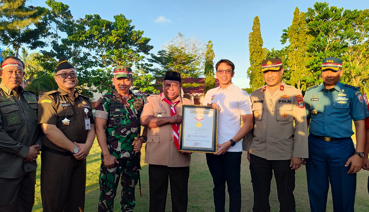 Jelang HUT RI Ke-79, Provinsi Papua Barat Pecahkan Rekor MURI Bentangan Bendera Merah Putih Terpanjang di Dunia