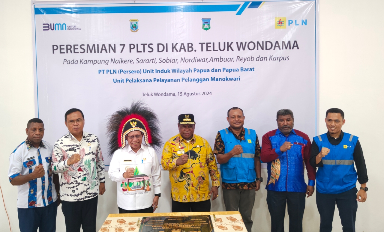 Pj. Gubernur Papua Barat Resmikan 7 PLTS Meliputi 4 Distrik di Kabupaten Teluk Wondama