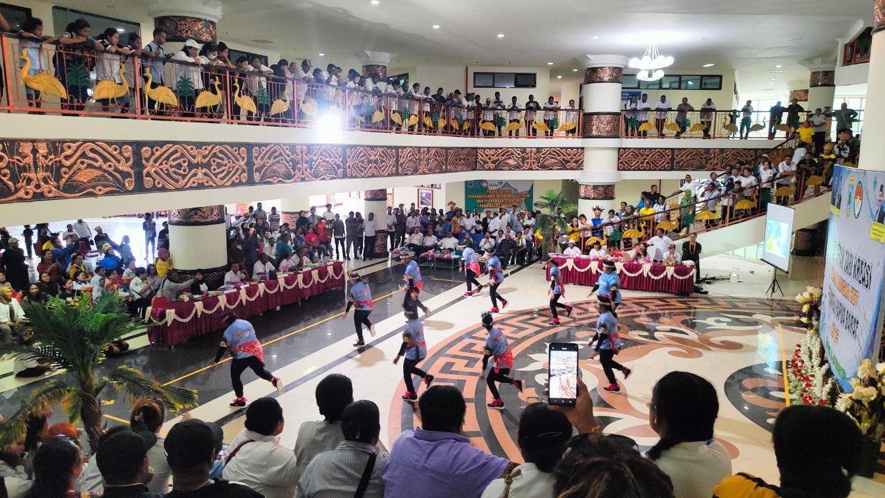 Pj. Gubernur Ali Baham dan Pj. Ketua TP PKK Ikut Ramaikan Lomba Gerak Tari Kreasi Jelang HUT Papua Barat Ke-25